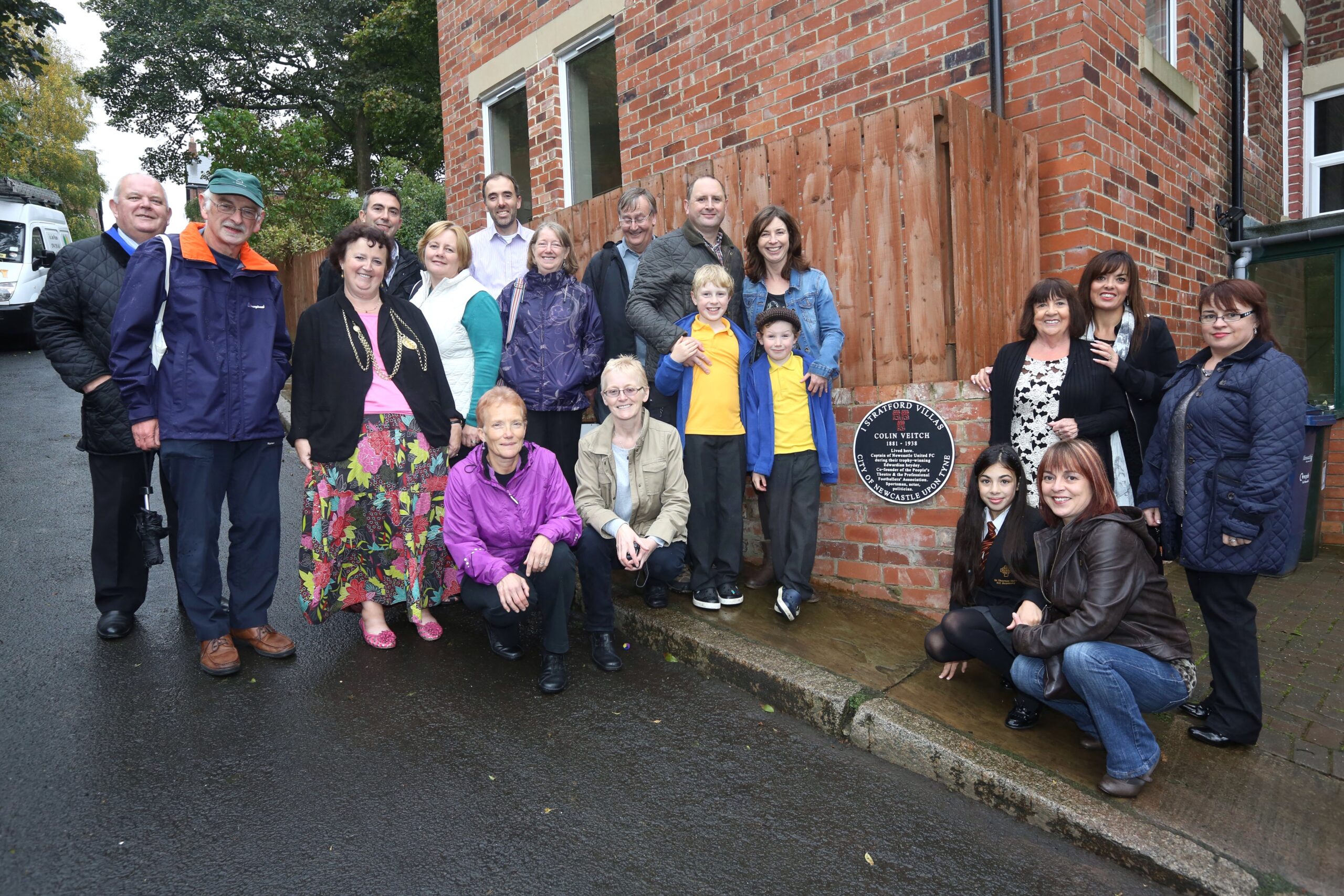 Members of Heaton History group, the Veitch family, the Smith family with the Lord Mayor and councillors.