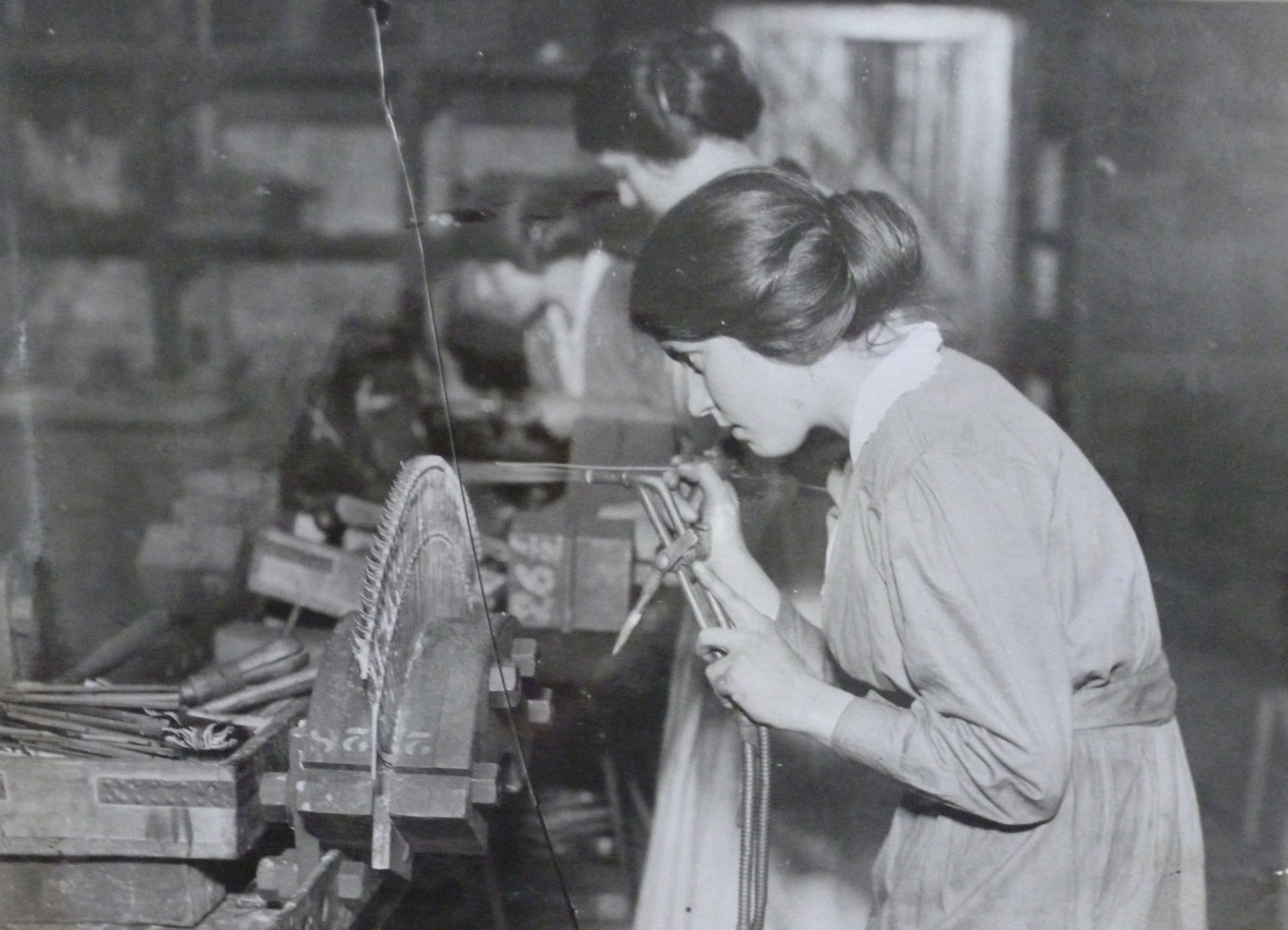 Woman at Parsons' Heaton works engaged in steam turbine manufacture during WW1